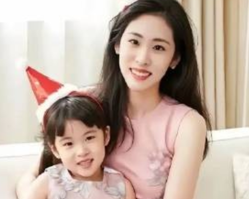 刷到华晨宇和张碧晨女儿的照片，真觉得这孩子长相好神奇！和华晨宇在一起时，眉眼间满