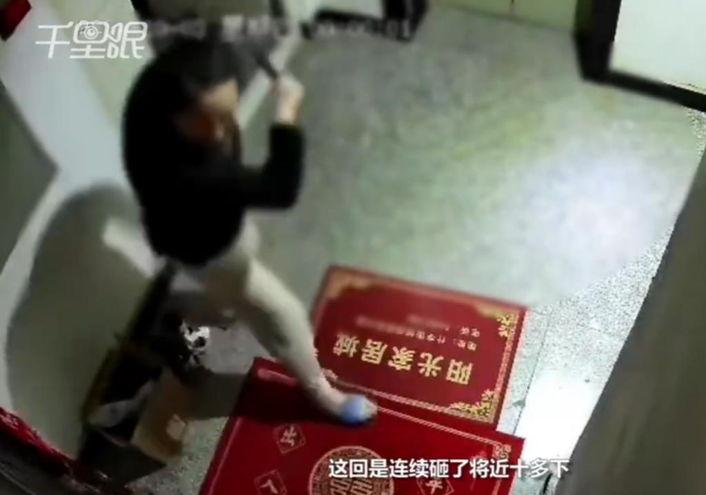 “太吓人了！”近日小夫妻买了一套二手房，怎料入住后不久，就多次遭楼下女邻居深夜提
