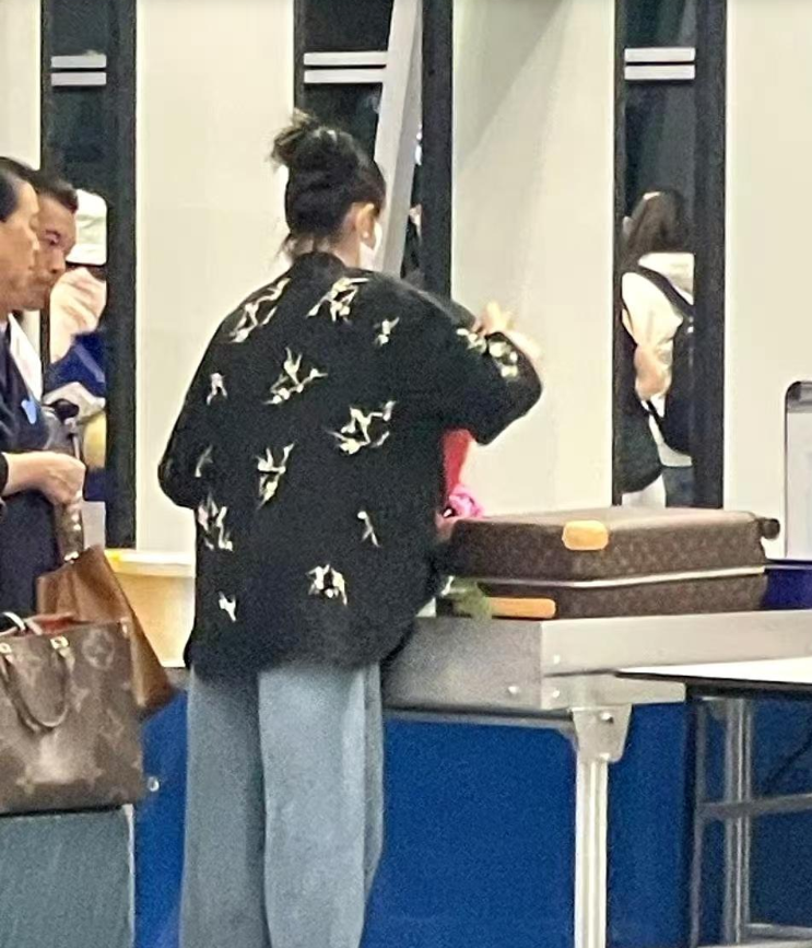 佟丽娅和陈思诚离婚后，一个人带着儿子。既当爹又当妈的，虽然辛苦、也是乐在其中。不