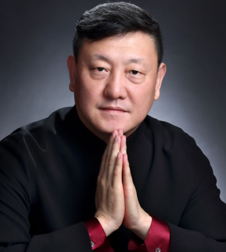 鲁豫在飞机上遇到歌手韩磊，两人座位相邻，她主动打招呼，结果韩磊只点了点头，没说话