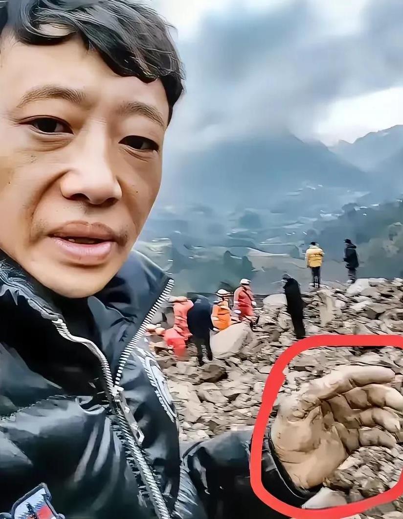 这消息听着真叫人百感交集！有个参与救援的村民透露，山体滑坡刚发生，他就一头扎进了