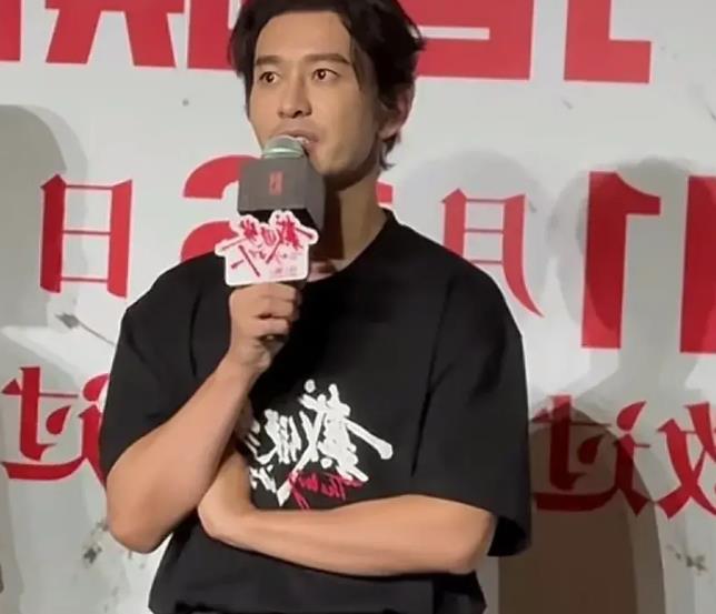 黄晓明道歉了，90度弯腰鞠躬不起。
 
没有票房就笑不出来了，还以为他想让大家继