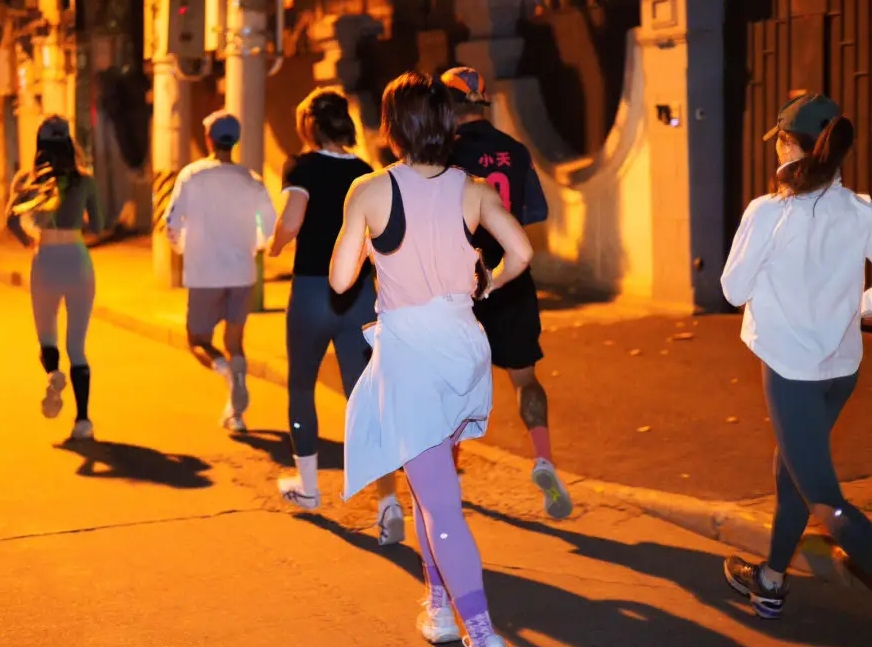 “跑步也有瘾？”湖南长沙，一女子发现丈夫跑步成瘾，两人离婚后，孩子跟了前夫，可让