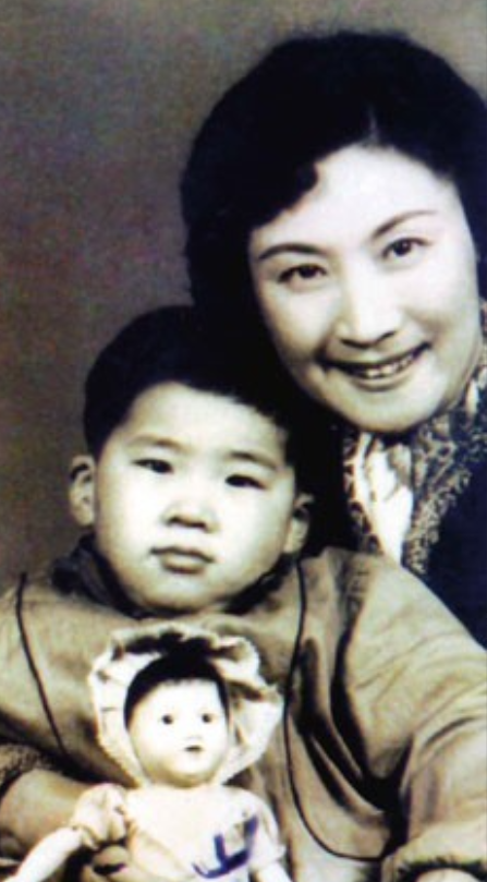 1966年，京剧界有个了不起的女士叫言慧珠，她临走前紧紧拉着自己11岁儿子的手，