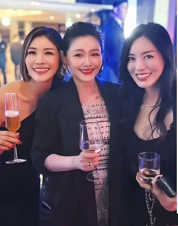 热点新闻！
她咽下这一口气时，心里有千言万语想对小菲说，但终究没有说出口！

她