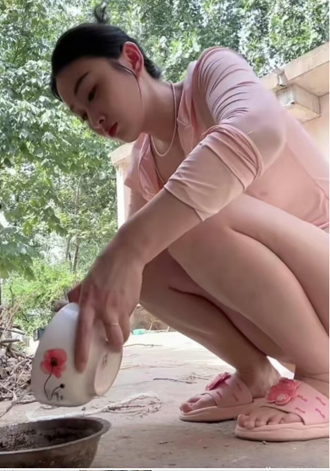 嫂子在喂小狗，我也好想让嫂子喂我呀哈哈哈哈