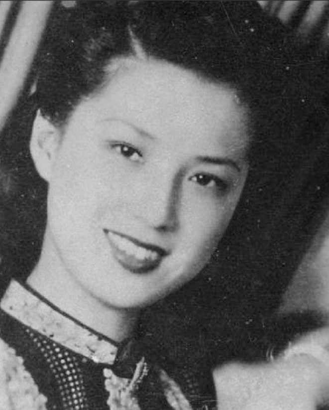 1974年，62岁的蒋梅英被26岁的男警员周荣鹤紧紧搂在怀中强吻。可是她的儿子却