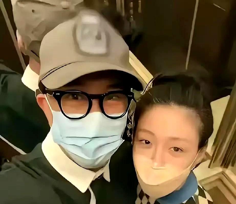看了娱乐圈的爆料，才发现原来如此魔幻！

光头艺人已从湾湾回到韩国，小曲线则因被