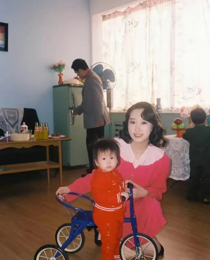 请找到与八十年代不符的东西