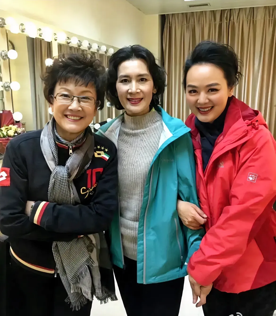 三位不同年龄、不同时期、不同行业的女士，竟然像亲姐妹一样要好。
她们三个人，你能