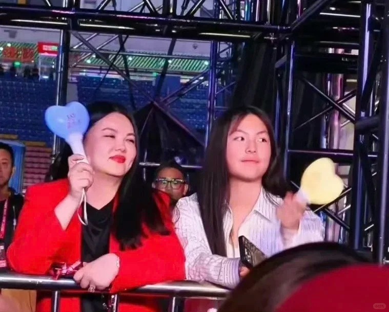 有网友偶遇王诗龄与妈妈李湘一同观看周杰伦的演唱会，可见母女俩关系十分亲密，她们一