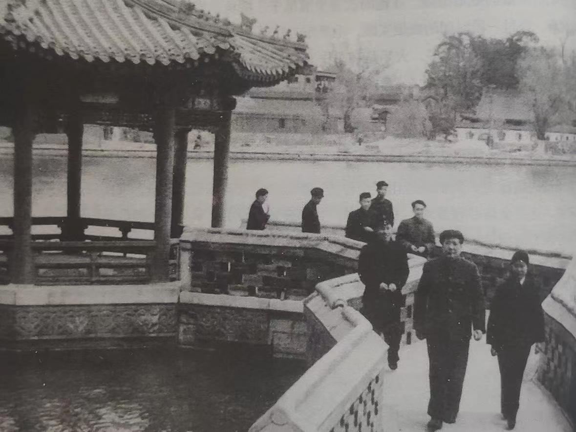 在 1953 年的中南海，一张珍贵照片记录下温情一幕。毛主席在前引领，与女儿及工