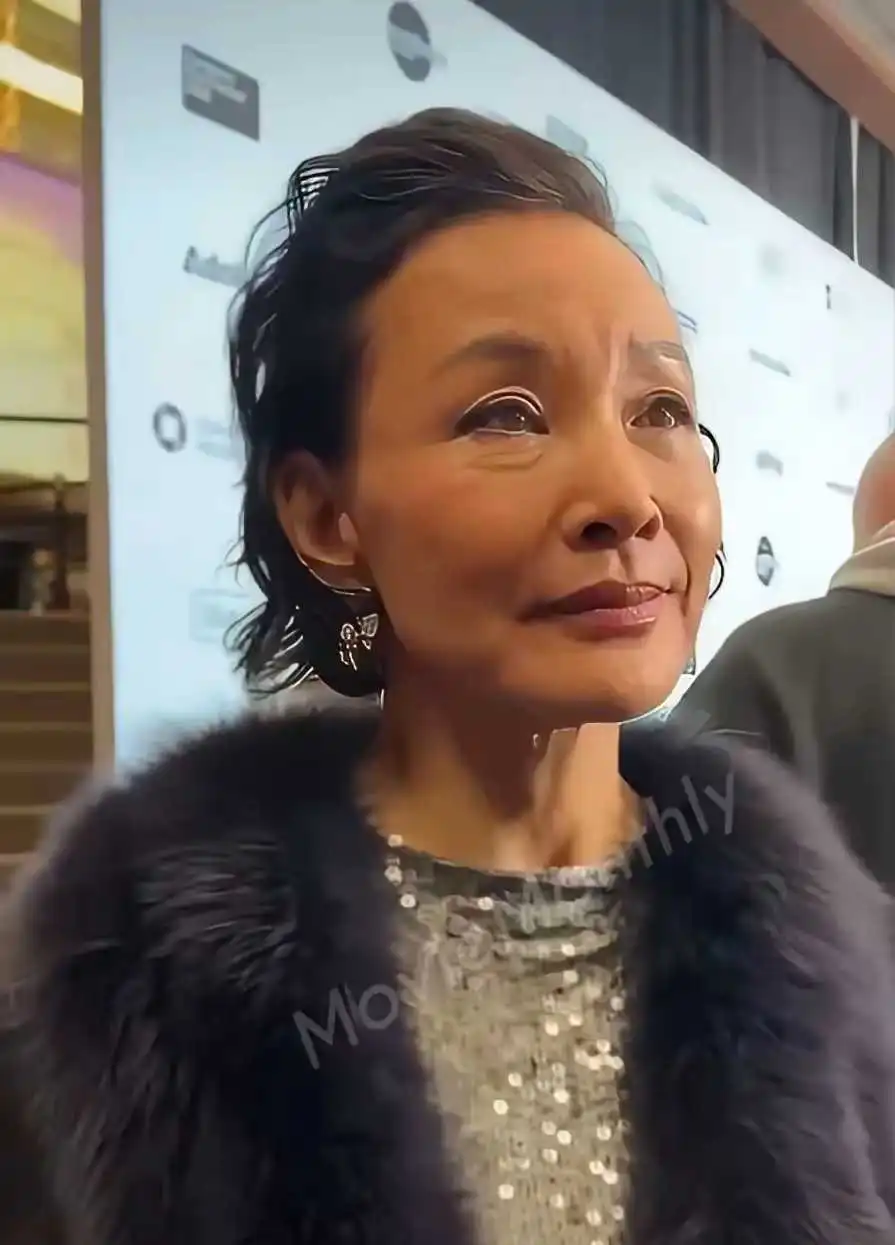 哈哈，没有想到，曾经的大美女陈冲已经活成了咱们隔壁的阿姨模样！
​都说岁月无情真