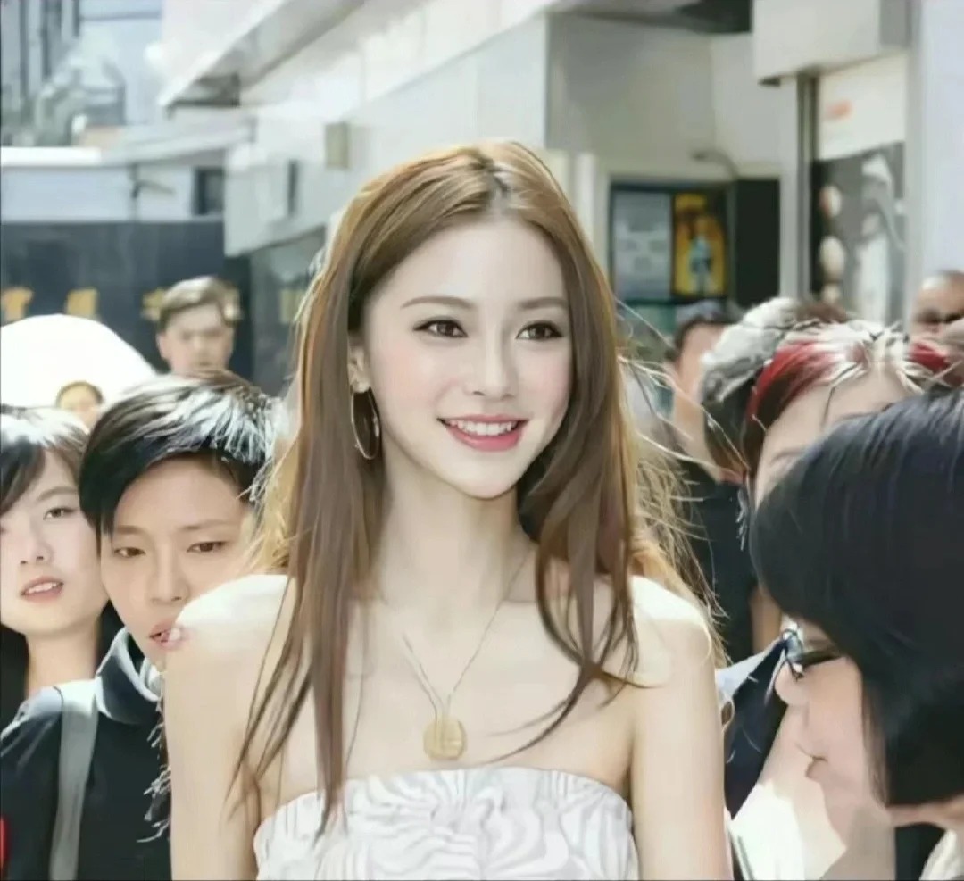 没有人比得上早期的baby，除了文咏珊
这俩人早期长得也太像了吧，简直一个模子里