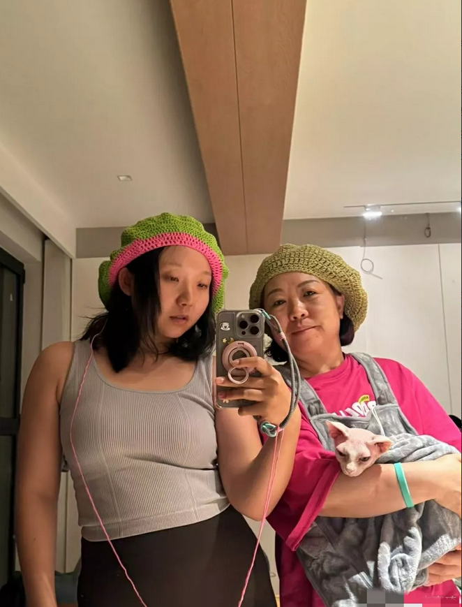 天啊！大明星辣目洋子竟然胖成这样了？她晒出了跟母亲织帽子的视频，还晒出了跟父母出