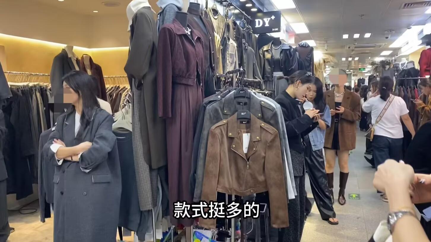 广州一批服装市场秋装新款很多样，各种外套毛衣都比较通勤百搭