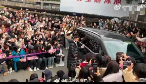 邓为今日上班图，现场粉丝好多