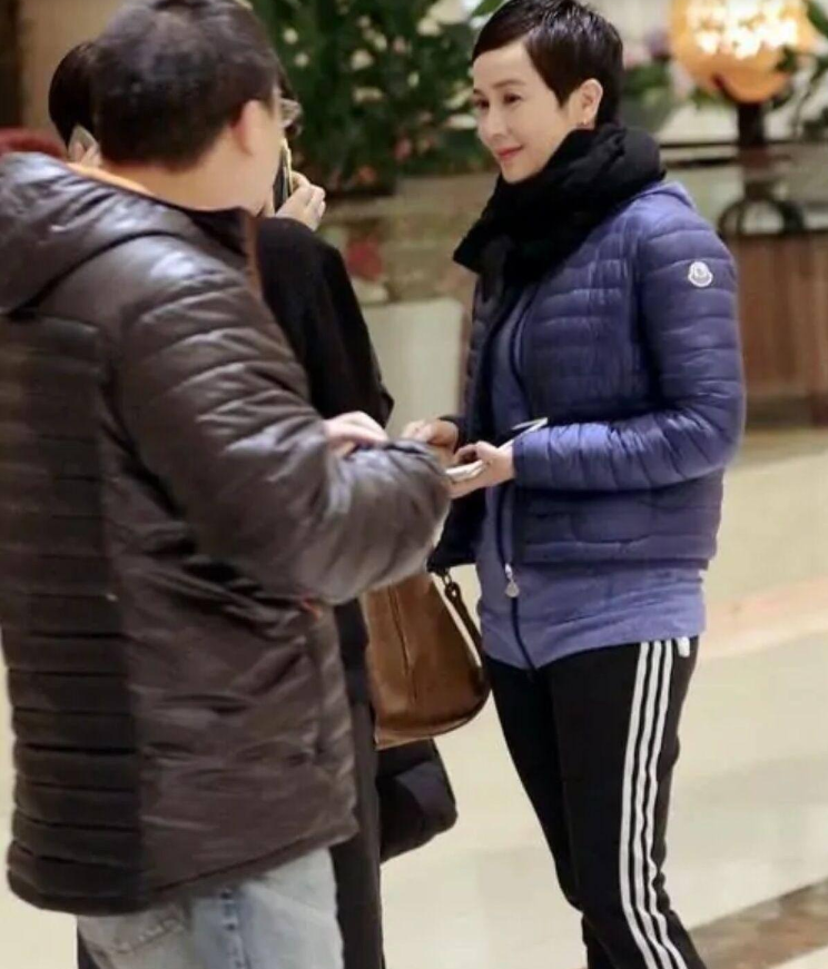 蒋雯丽剪了短发后减龄10岁！
穿羽绒服配运动裤时髦活力，状态好抢风头！