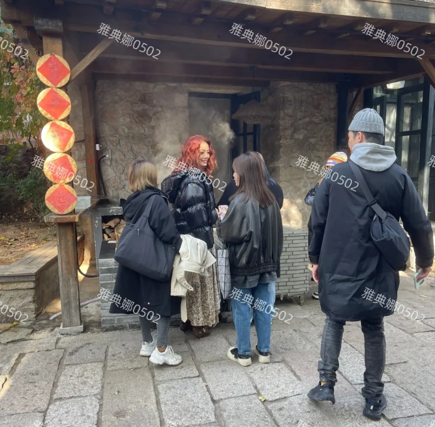 古北水镇偶遇容祖儿，本人个子很高，但长得不好看，脸很扁塌鼻子厚嘴唇笑起来露牙床，