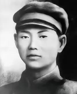 1942年，抗联军长牺牲，日军在搜身时，意外发现了一本笔记本，打开一看，上面的内