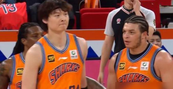 CBA的2场比赛有以下2个对阵值得关注！
辽宁队VS上海队，19:35
辽宁