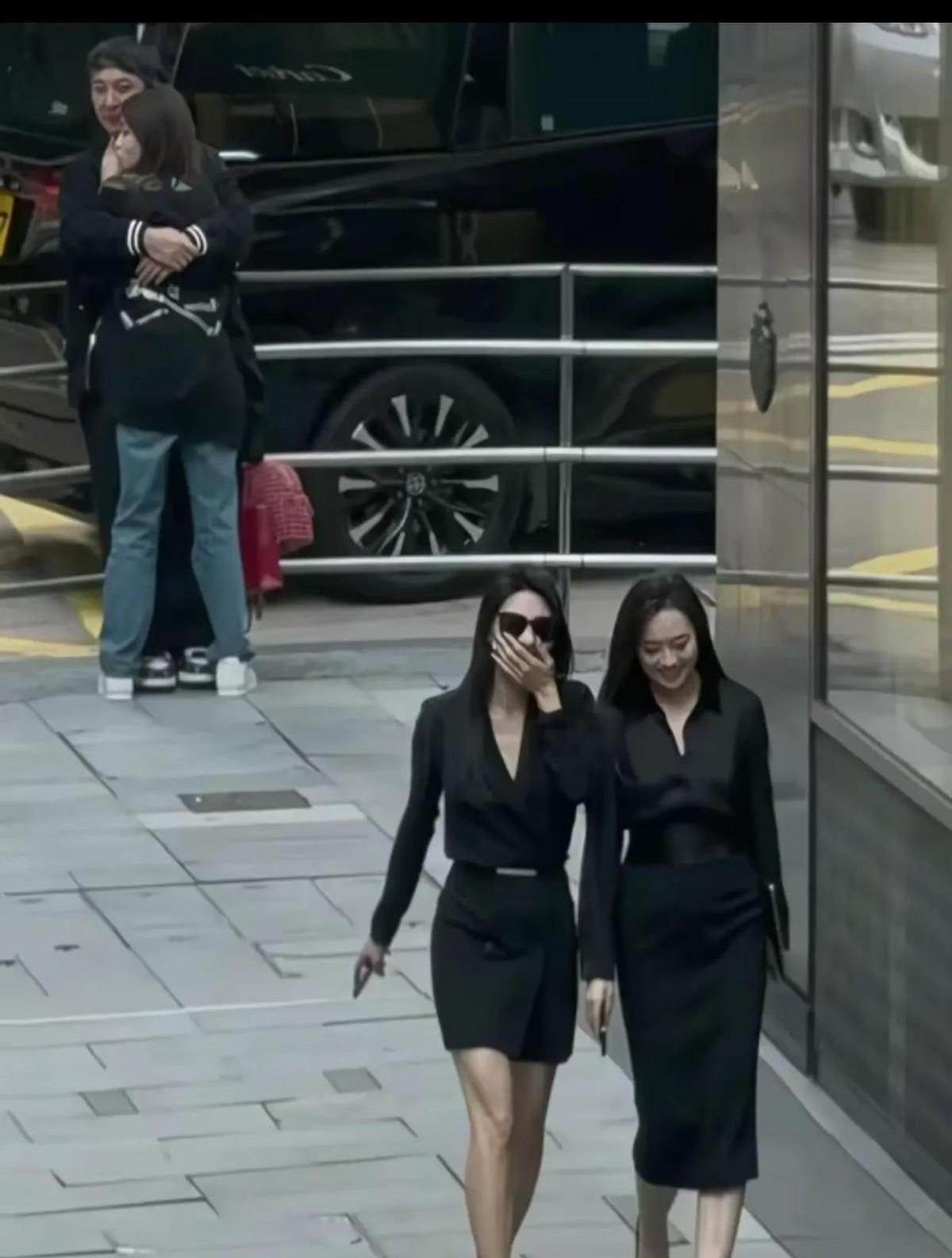 王思聪近日被拍到携女友懒懒现身香港瑰丽酒店，两人全程贴面耳语尽显亲密。
有网友扒