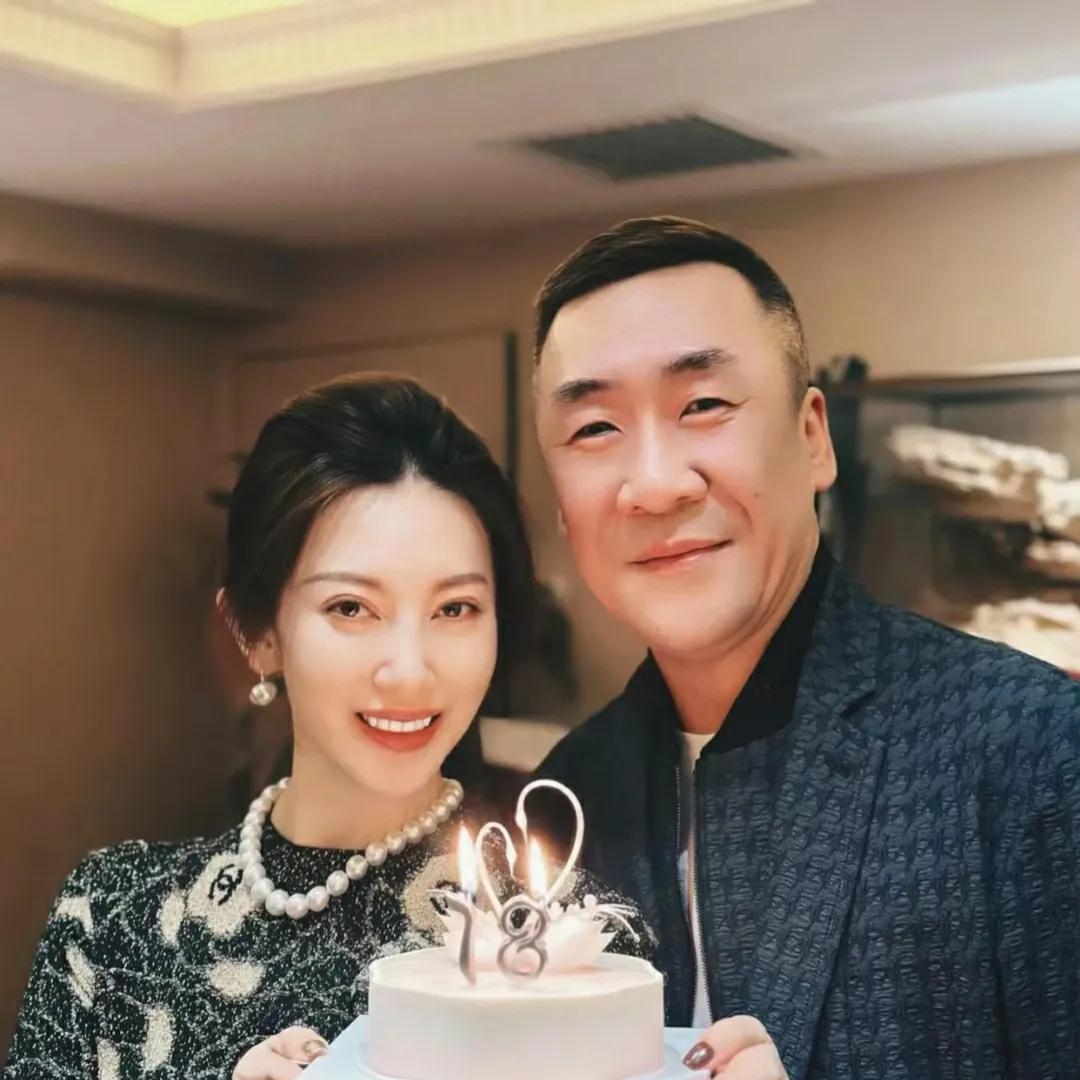 章子怡的嫂子发文，庆祝结婚十八周年。
章子男不做妹妹的经纪人后，和妻子殷旭成立了