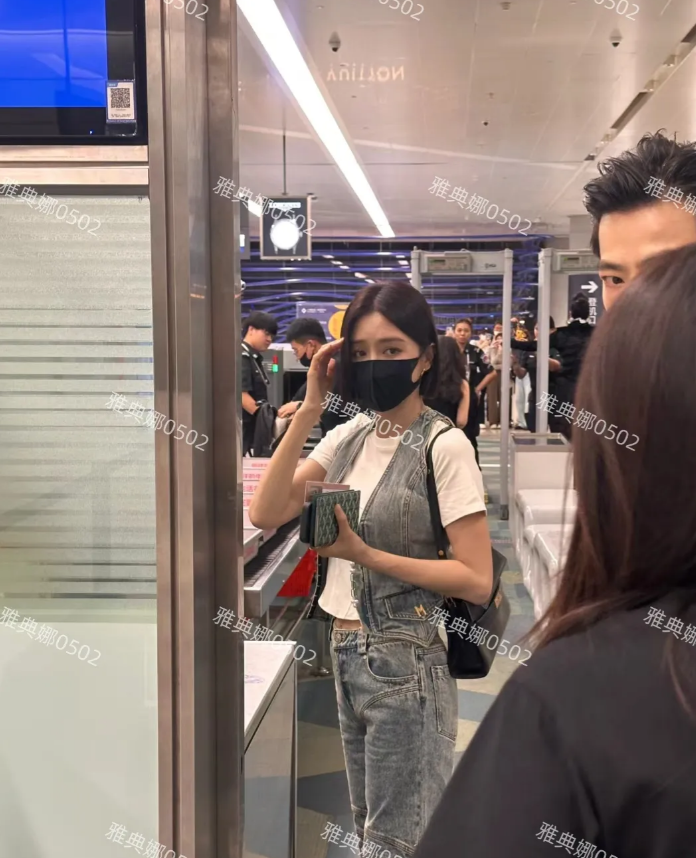 上海虹桥机场偶遇秦岚，她本人好瘦呀身材真的很棒凸凹有致，苗条轻盈比例特别好，眼睛