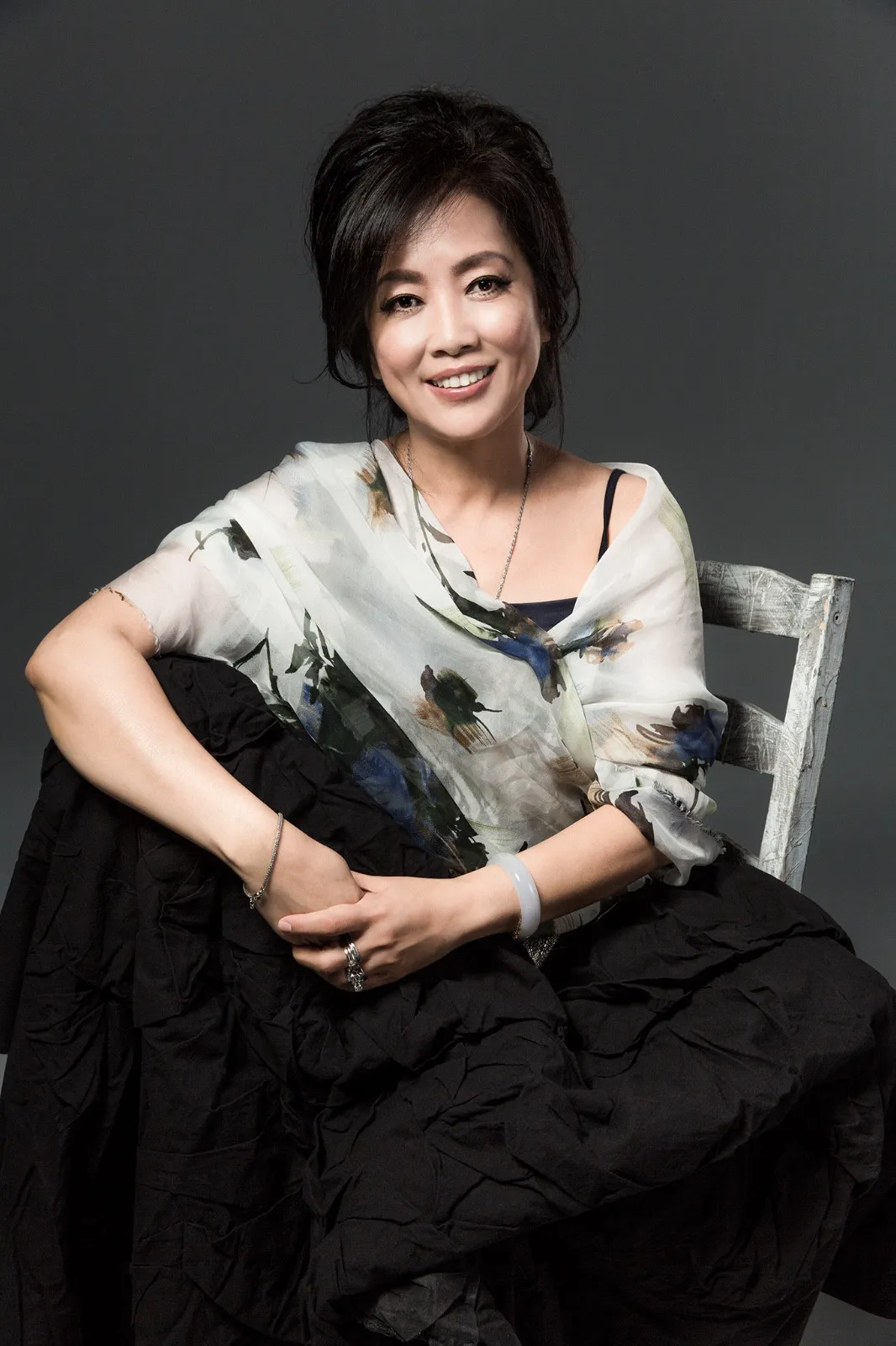 2008年，歌手潘越云和情人在家睡觉，没想到被丈夫抓住，他拿起相机猛拍，说：要8