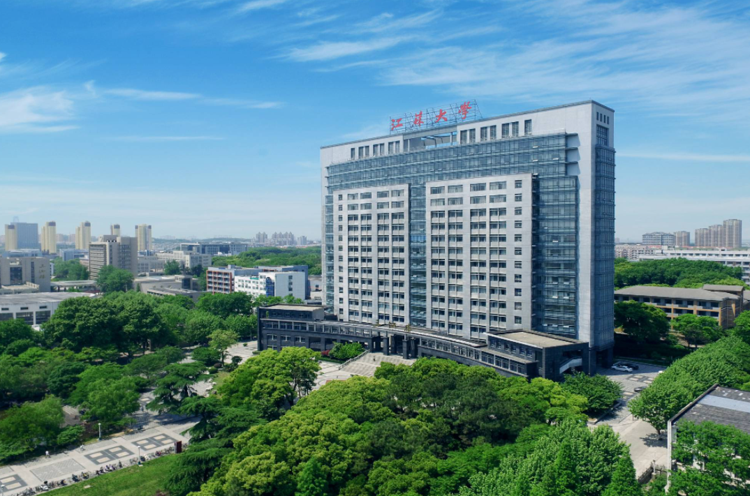 高考选大学时，很多考生和家长都奔着重点名校，例如有双一流、985、211等头衔的