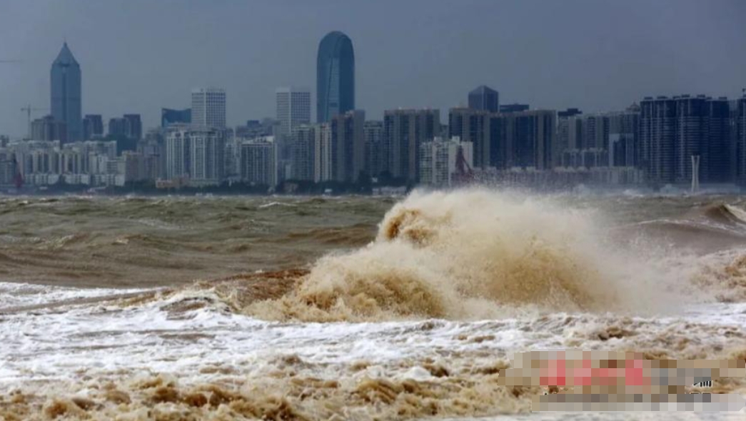 海水猛烈倒灌，大海潮为什么这么厉害！海景房变成了水淹房，现在住在海边也不安全了！