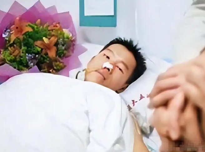 2003年，在珠海，23岁的保安韦兆安毅然救下一名女教师，却在两年后选择从医院1