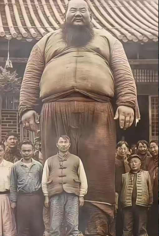 无意中刷到了这么一张老照片，图一这个大胖子看着简直就是个巨人，我也不知道这个图的