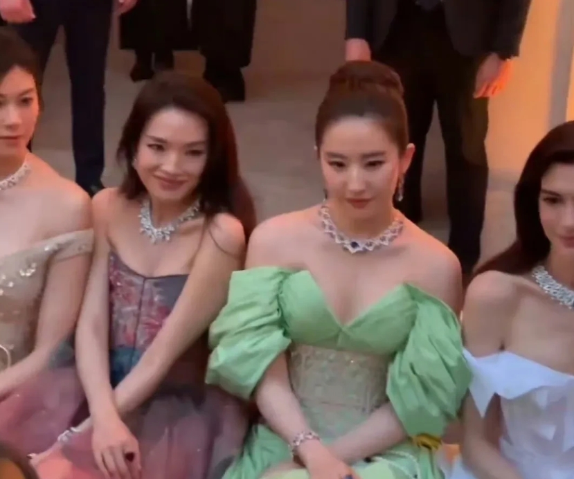 舒淇，引发热议。
5月21日，舒淇突然引起网友热议，不是因为跟老公晒恩爱，而是她