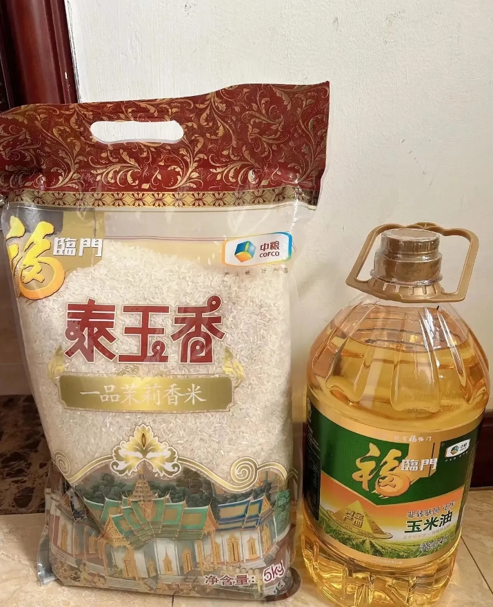 给大家看看我单位的春节福利。今年老板说单位效益不好，我们福利简单实惠点，单位早早