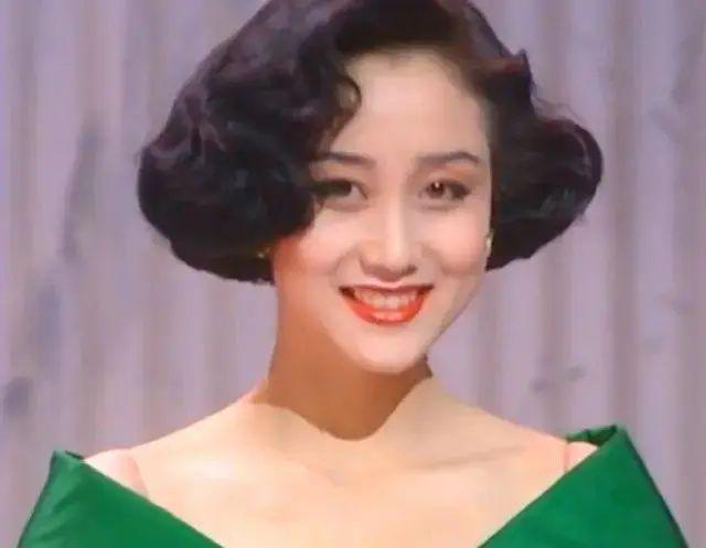 一次颁奖典礼上，梅艳芳调侃利智：从选亚洲小姐的时候 ，她就能屈能伸。随后夸张的模