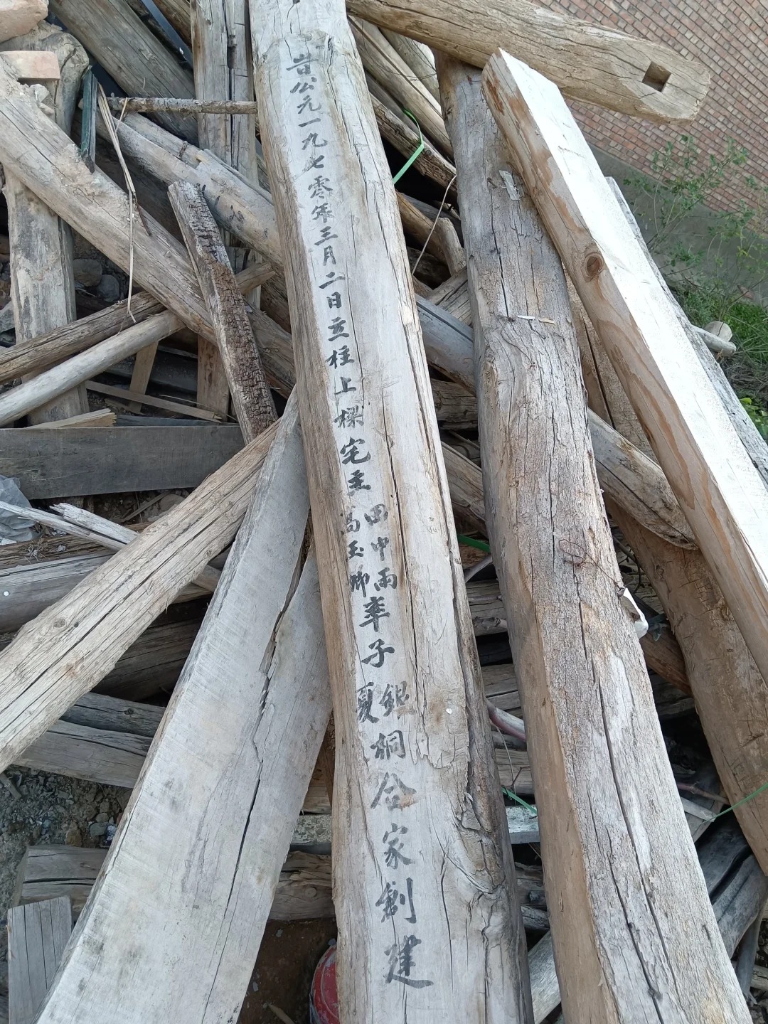 在运城｜沧海桑田
这堆房子的梁柱，七零八落散落一地
谁能想过当年建房子上梁时的热