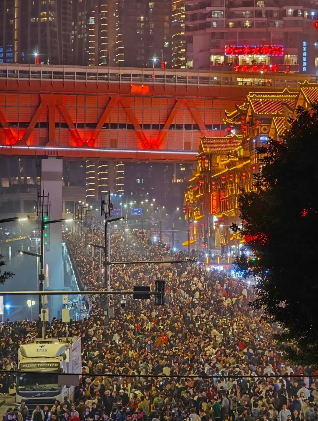 重庆还能不能行
非节假日都很多人，节假日会更多。
他们是不用上班吗