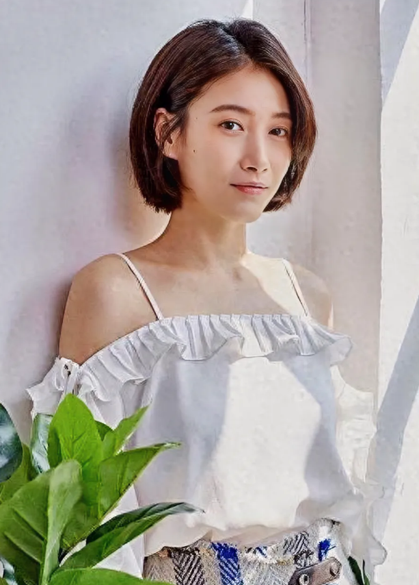 好久不见她了。
前几年，她出镜频率颇高，《我的前半生》《生逢灿烂的日子》《北辙南