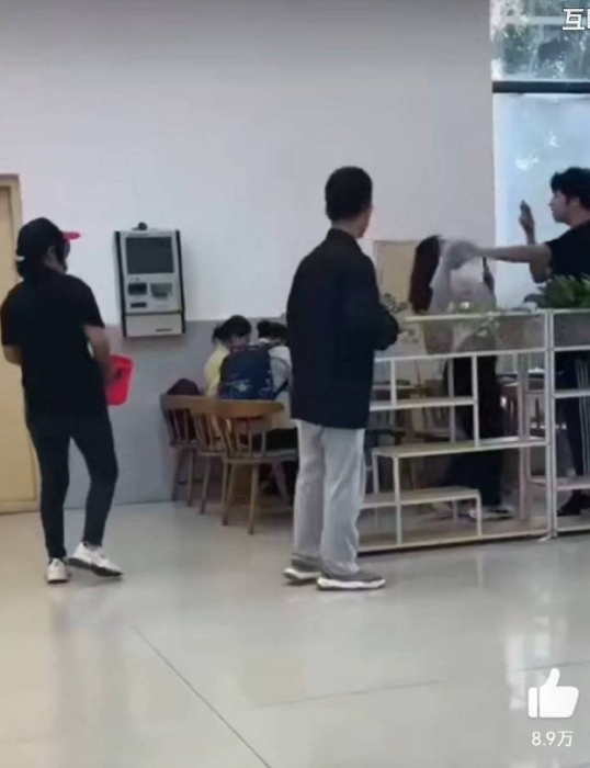 江苏师范大学食堂打人那个事，看那视频真的打得好狠，有点吓死手的感觉，这么下死手狠