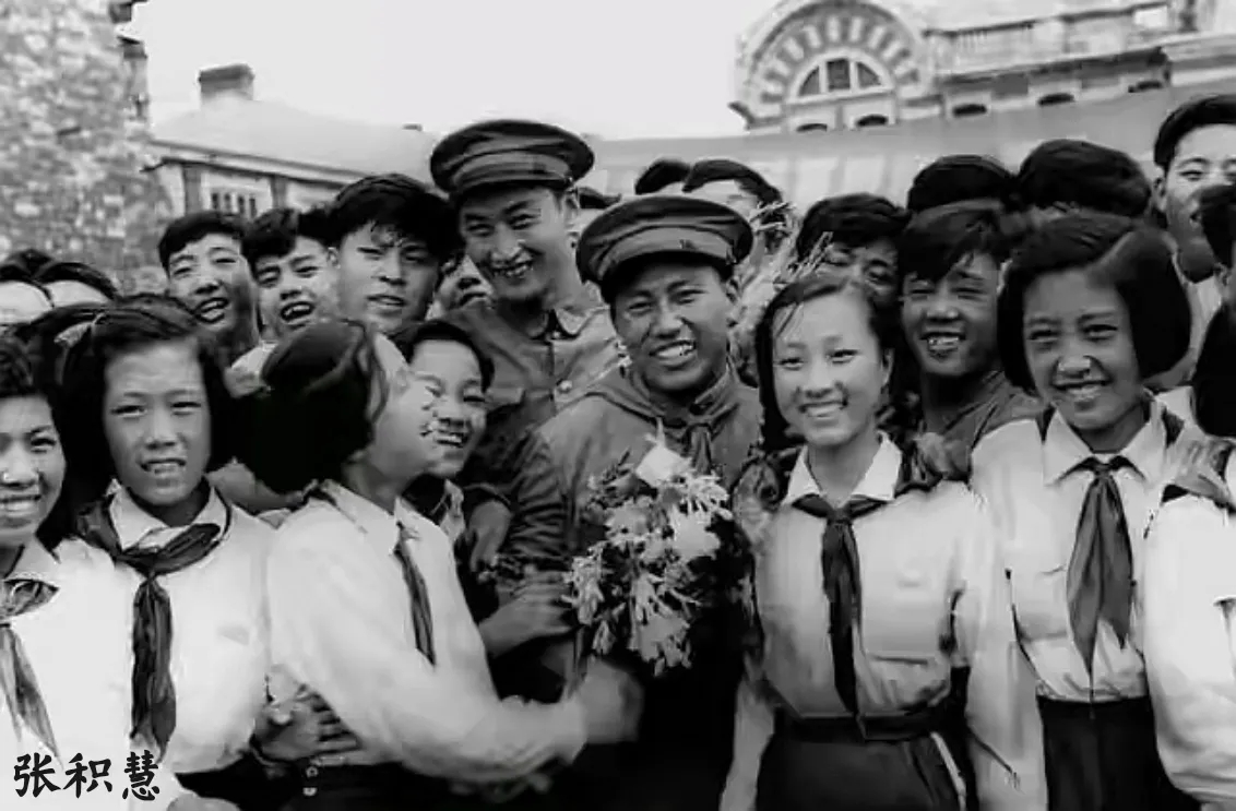 1952年，美军双料王牌飞行员戴维斯，在朝鲜上空被击毙。事件在美国引起轩然大波，