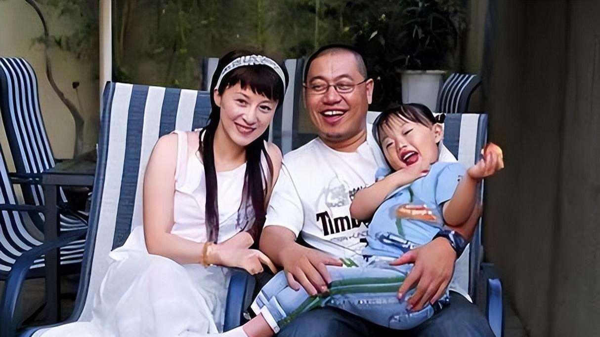 她嫌丈夫丑不想要孩子，丈夫宠爱将245万交给她，女儿如今19岁！