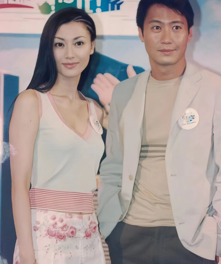 一直觉得黎明的眼睛不大，但看他年轻时和李嘉欣合影，他的眼睛竟然挺大的，李嘉欣的眼