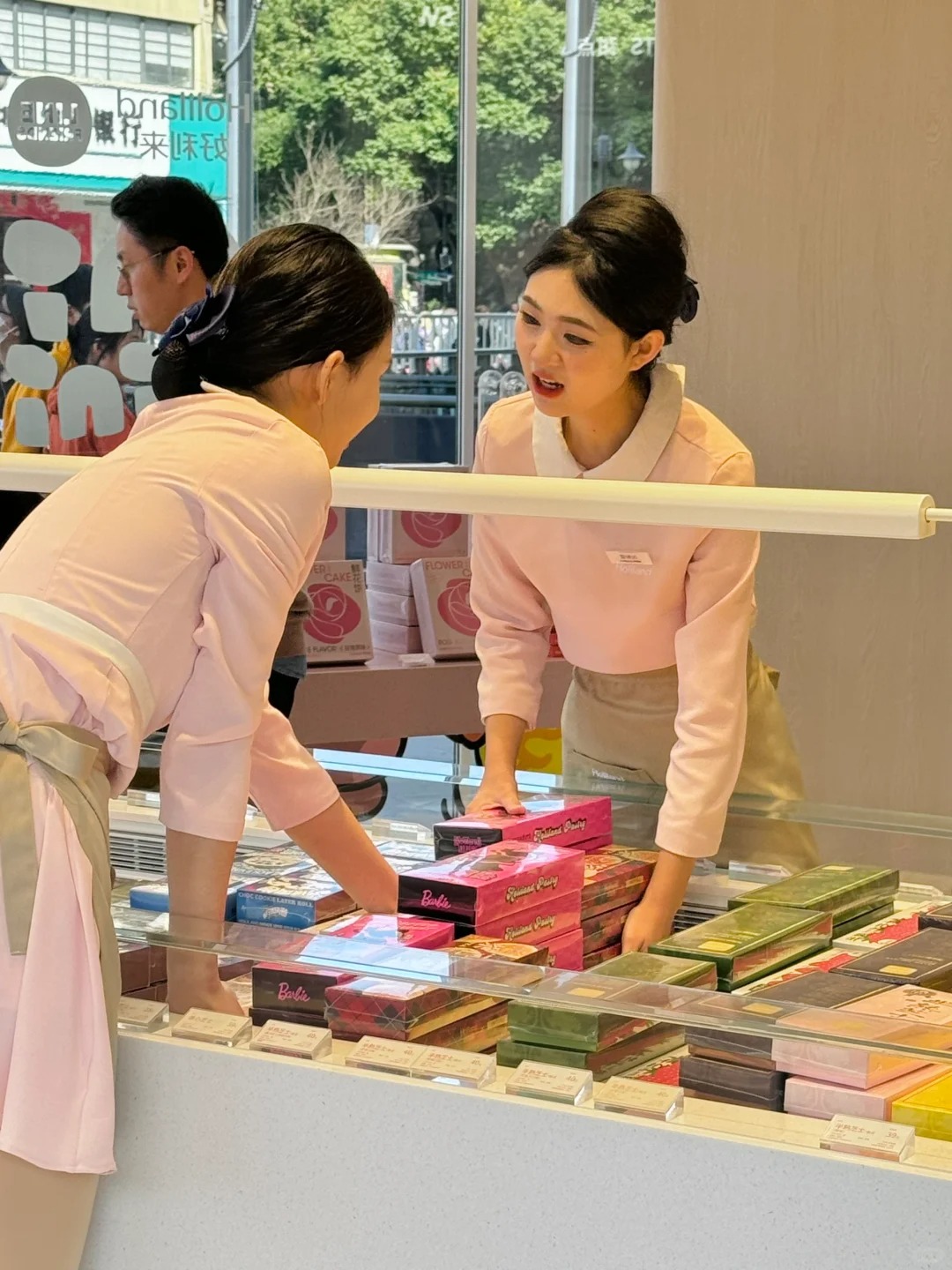 为什么好利来的店员都那么好看啊！！！