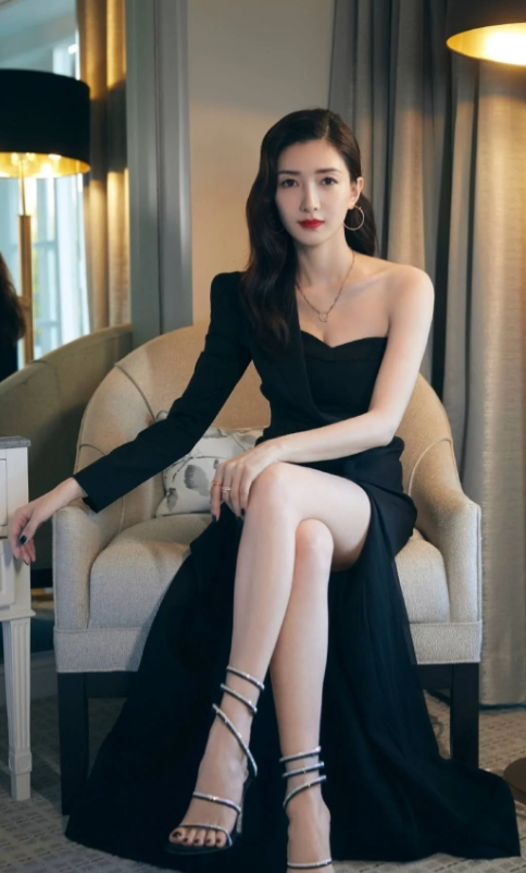 富有内涵修养的气质美女-江疏影