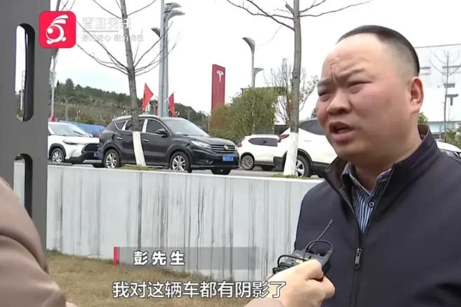 贵州遵义，男子花30万买了辆宝马电车，结果，某天早高峰时，车开着开着突然没电了，