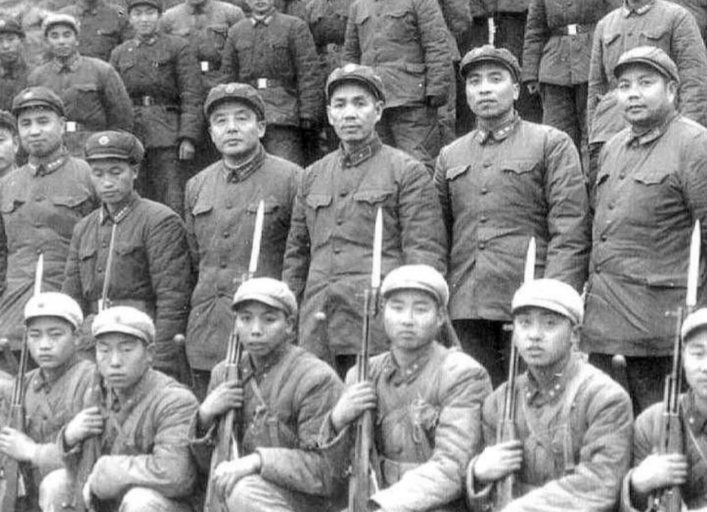 1969年，广州军区司令丁盛少将进京开会，受到老首长的接见。一见面，老首长竟没有