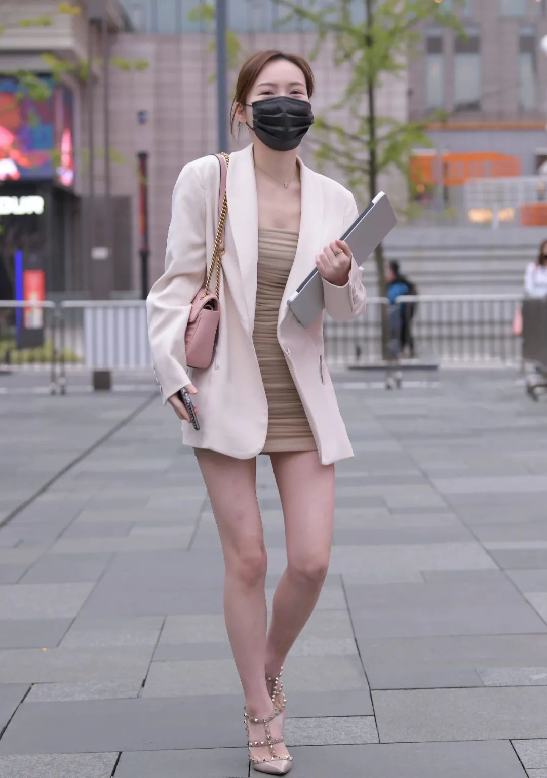 西服被广泛应用在职场领域，也是男士出席正式场合的必需服饰，给人一种精干帅气的感觉