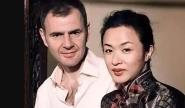 
恭喜，金星再度领证结婚。

4月11日，56岁的金星在个人账号上公布再度领证的