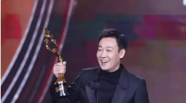 一对从校园走到婚纱的模范夫妻。
两人同为中戏校友，因一袋洗衣粉结缘，历经爱情长跑